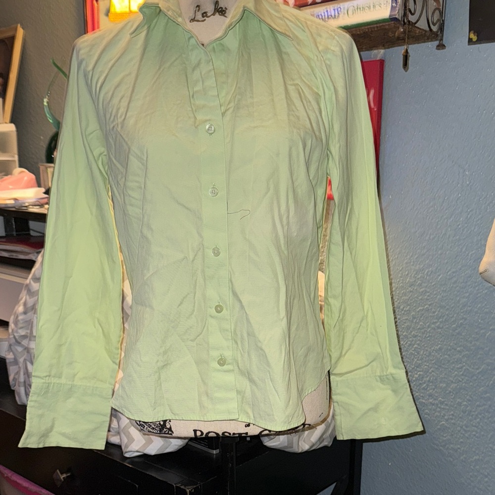 Willi Smith Women's Light Green Button-Down Shirt